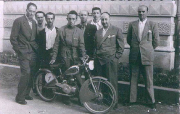 Giuseppe Perini con i tecnici e l'ingegner Turazza, mostrano il Capriolo