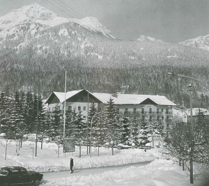 L'Hotel Sport durante gli anni Sessanta. Tratto da Andalo, nascita di una località turistica, Cosner